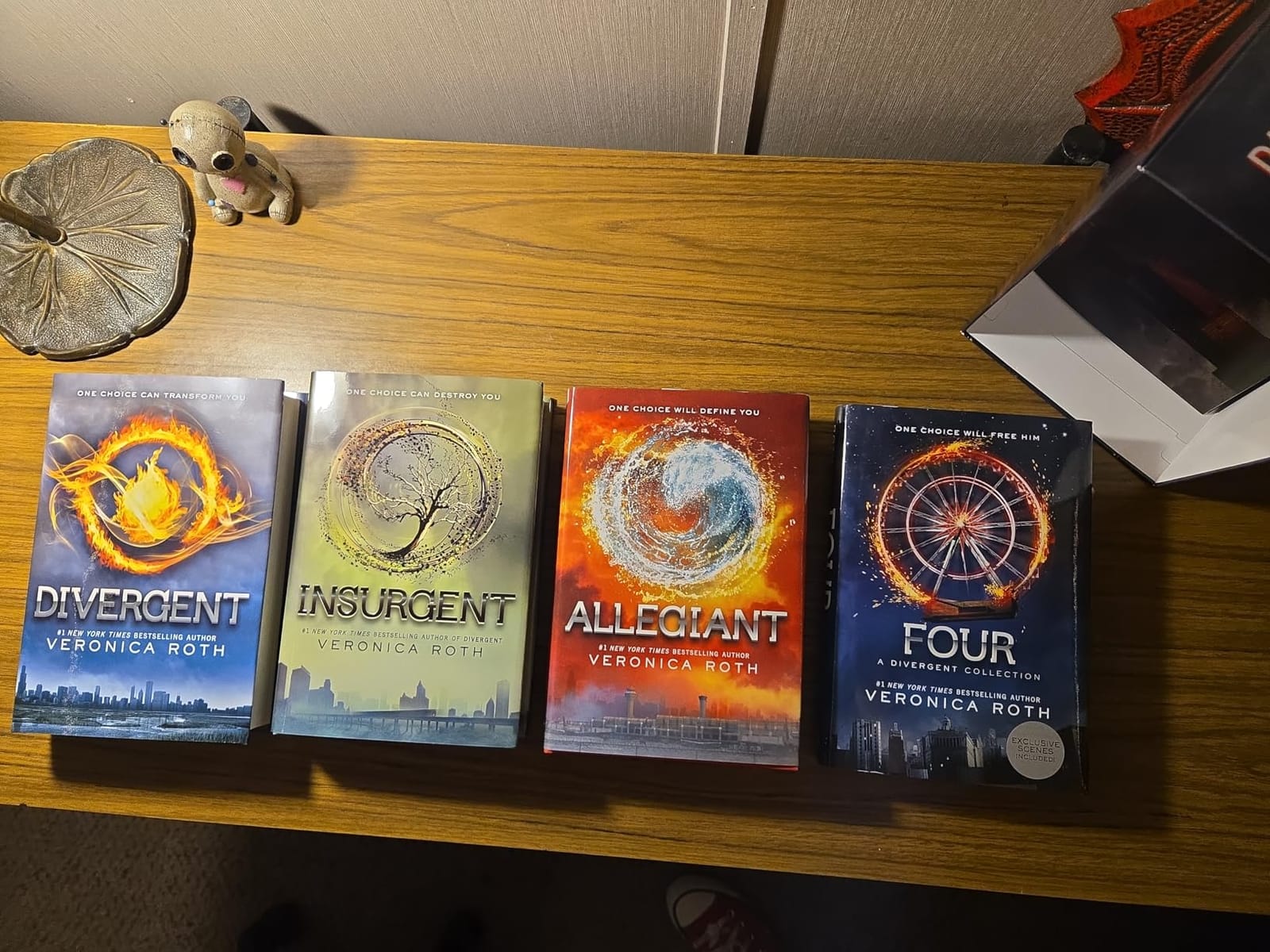 Divergent Series Four-Book Paperback Box Set: Divergent, Insurgent, Allegiant, Four customer photo 1