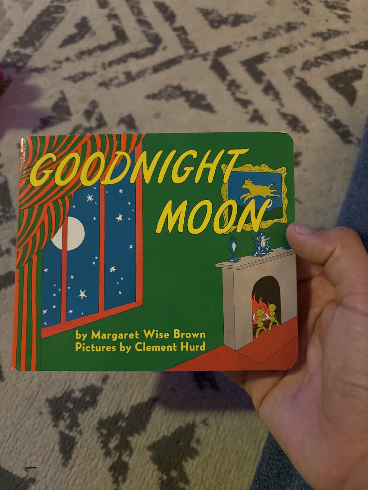 Goodnight Moon: A Beloved, Lulling Bedtime Story About a Little Bunny for Children (Ages 0-4) customer photo 1