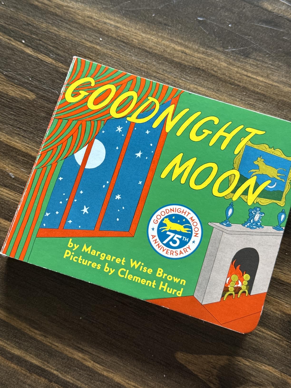 Goodnight Moon: A Beloved, Lulling Bedtime Story About a Little Bunny for Children (Ages 0-4) customer photo 2