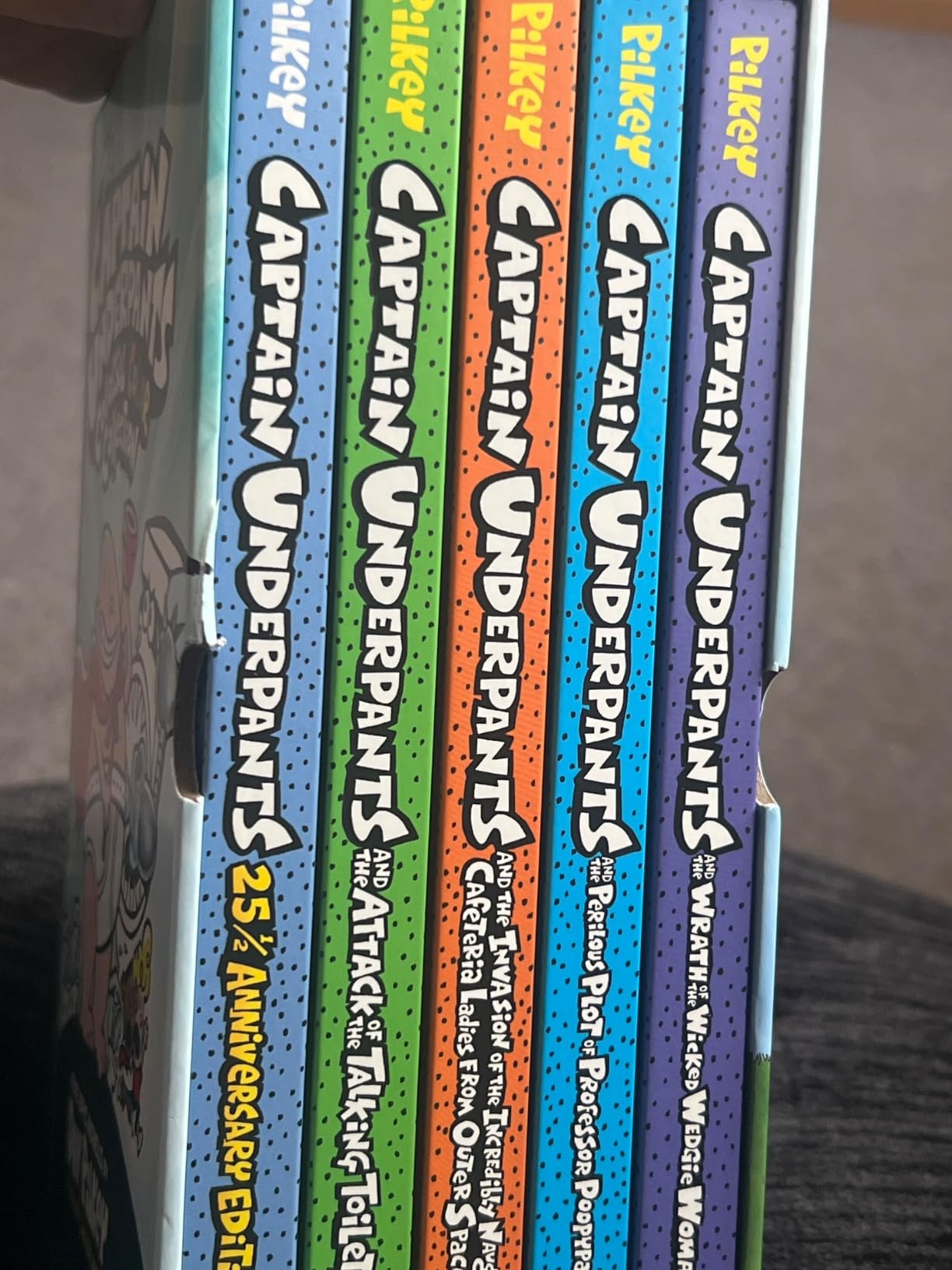 The Captain Underpants Colossal Color Collection (Captain Underpants #1-5 Boxed Set): From the Creator of Dog Man customer photo 2
