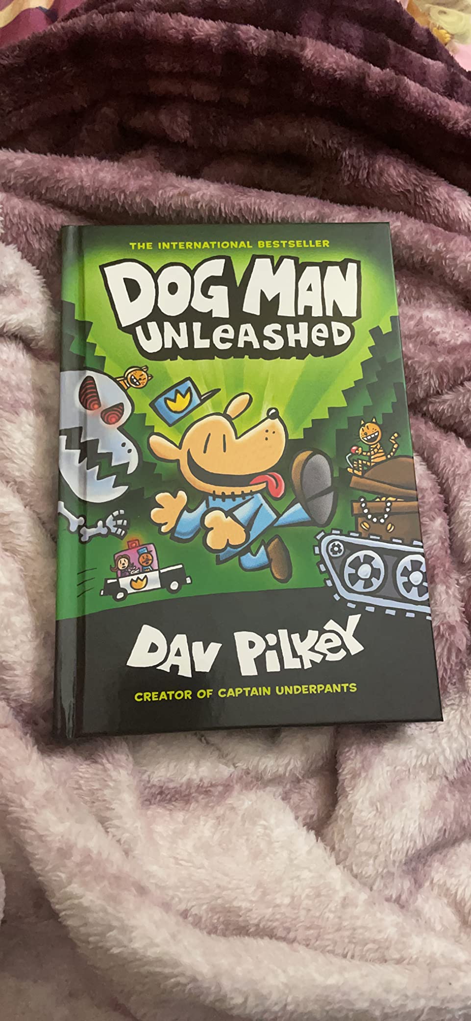 Dog Man Unleashed: A Graphic Novel (Dog Man #2): From the Creator of Captain Underpants customer photo 1