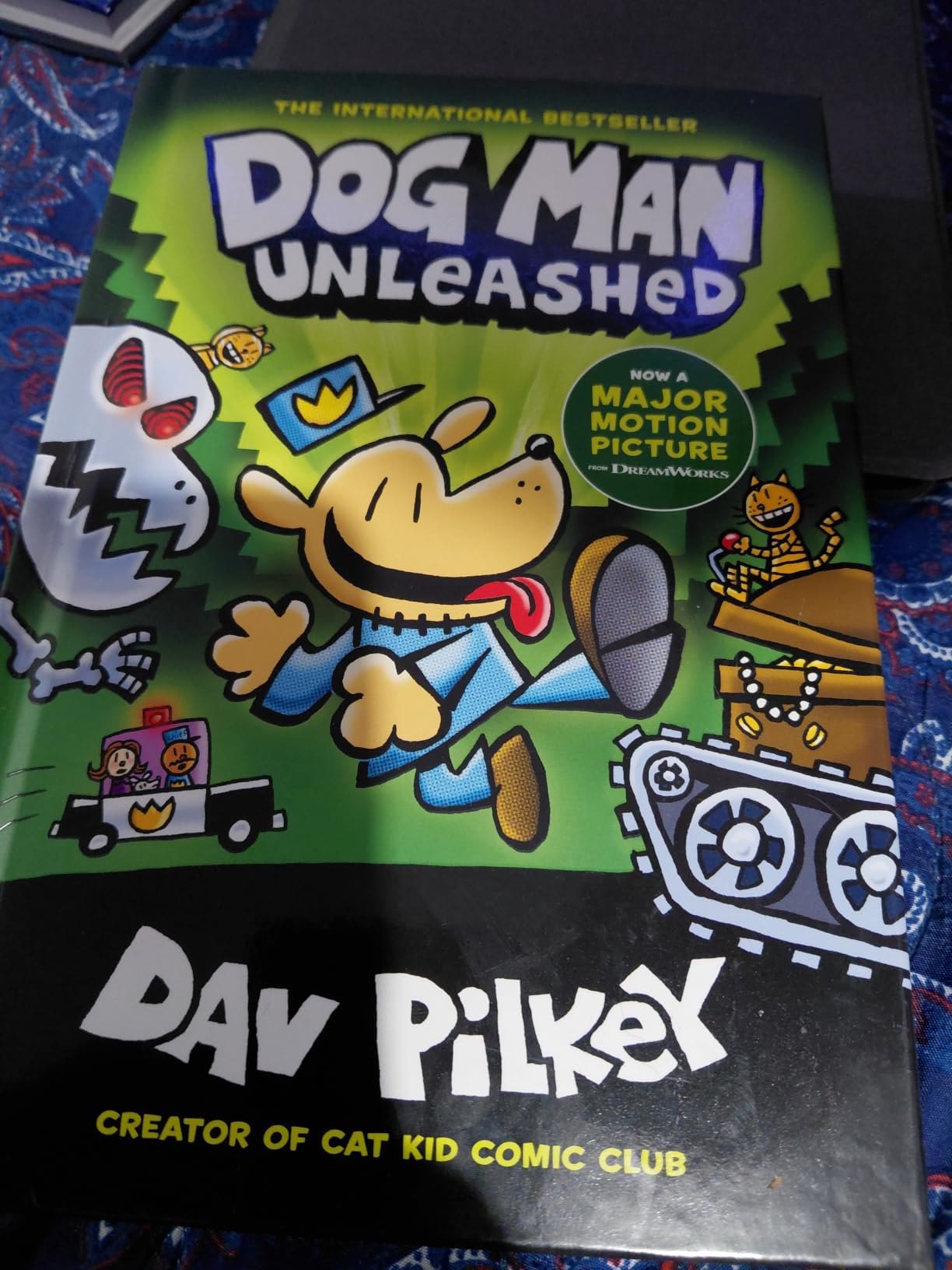 Dog Man Unleashed: A Graphic Novel (Dog Man #2): From the Creator of Captain Underpants customer photo 2