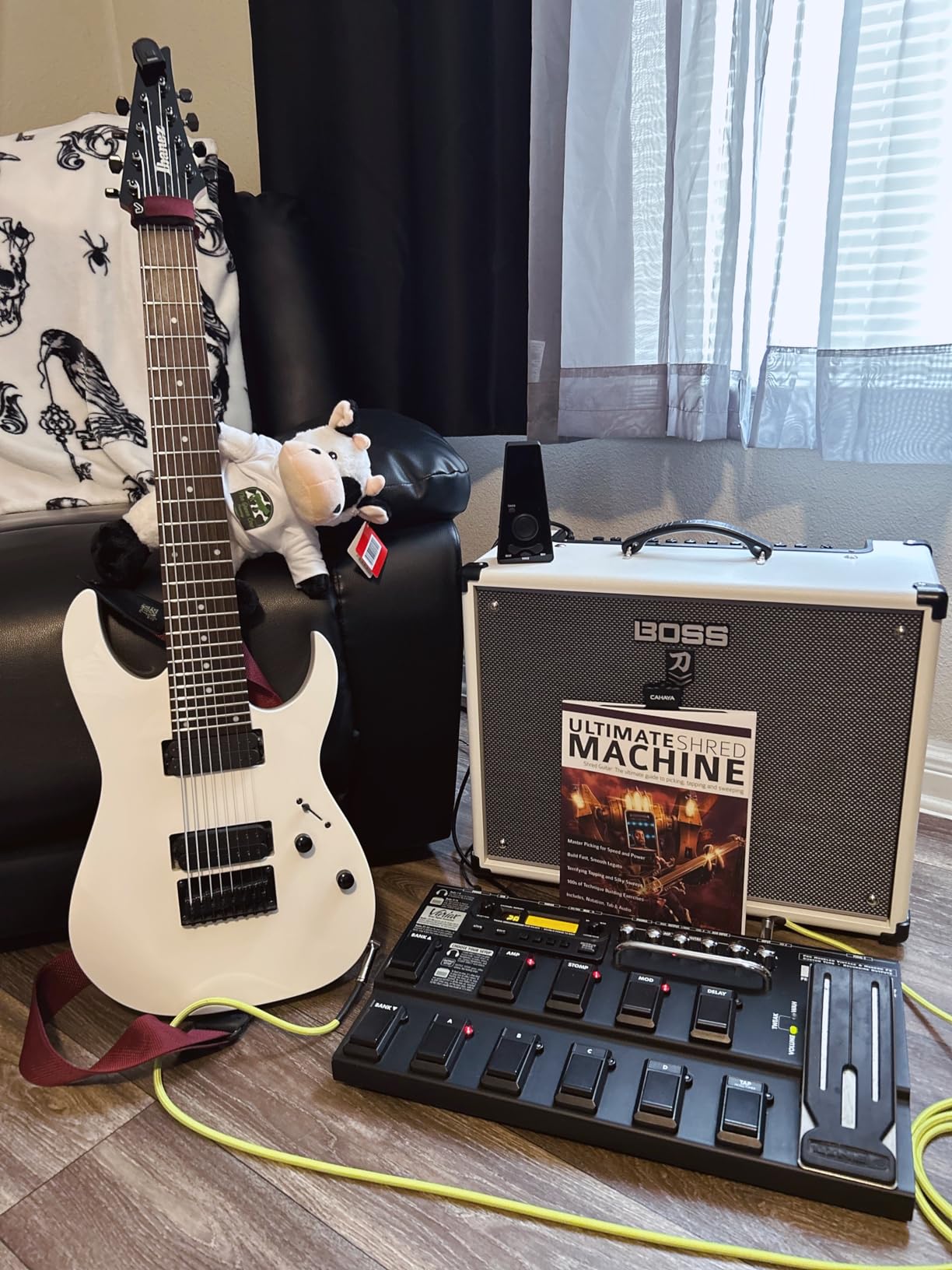 Ultimate Shred Machine: Shred Guitar: The ultimate guide to picking, tapping and sweeping (Learn How to Play Rock Guitar) customer photo 1