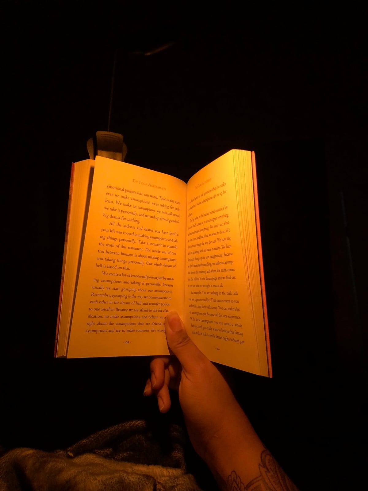 Vekkia Amber Rechargeable 7 LED Eye Care Book Light | with Blue-Light Blocking/3 Levels, 1600K for Eye-friendly Use/Offers Up to 70 Hours of Reading customer photo 1