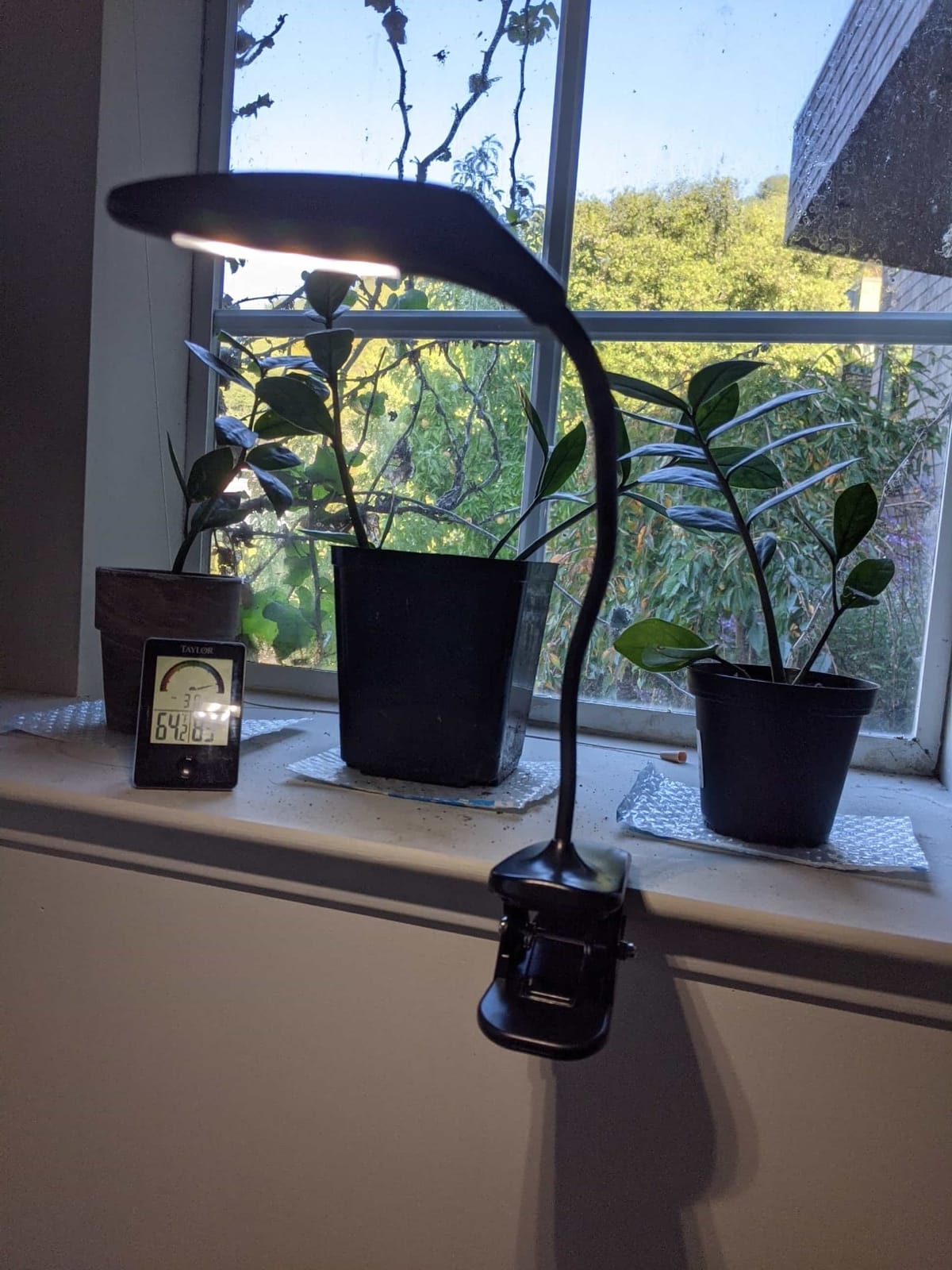 Energizer Rechargeable LED Book Light, Clip On Reading Light with Adjustable Light Modes, USB Charging Cable Included, Pack of 1, Black customer photo 2
