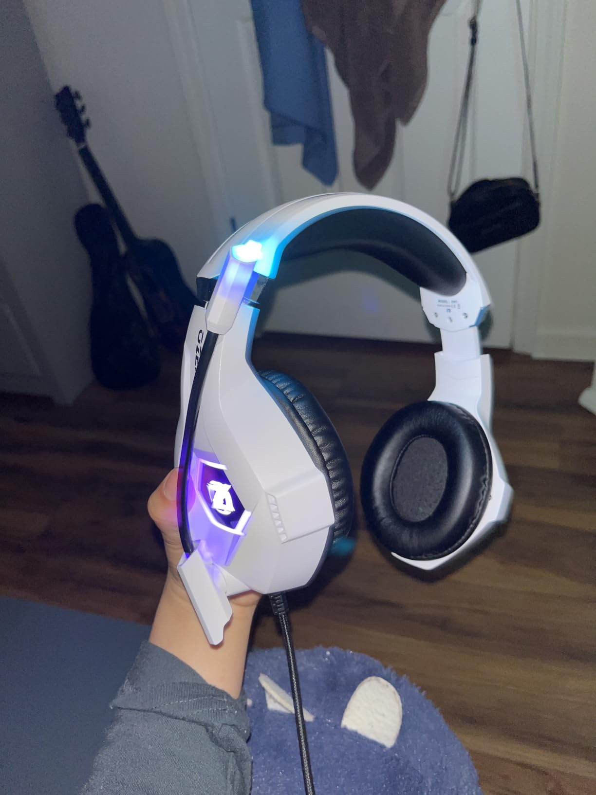 Ozeino Gaming Headset for PC, Ps4, Ps5, Xbox Headset with 7.1 Surround Sound Gaming Headphones with Noise Canceling Mic, LED Light Over Ear Headphones for Switch, Xbox Series X/S, Laptop, Mobile White customer photo 2