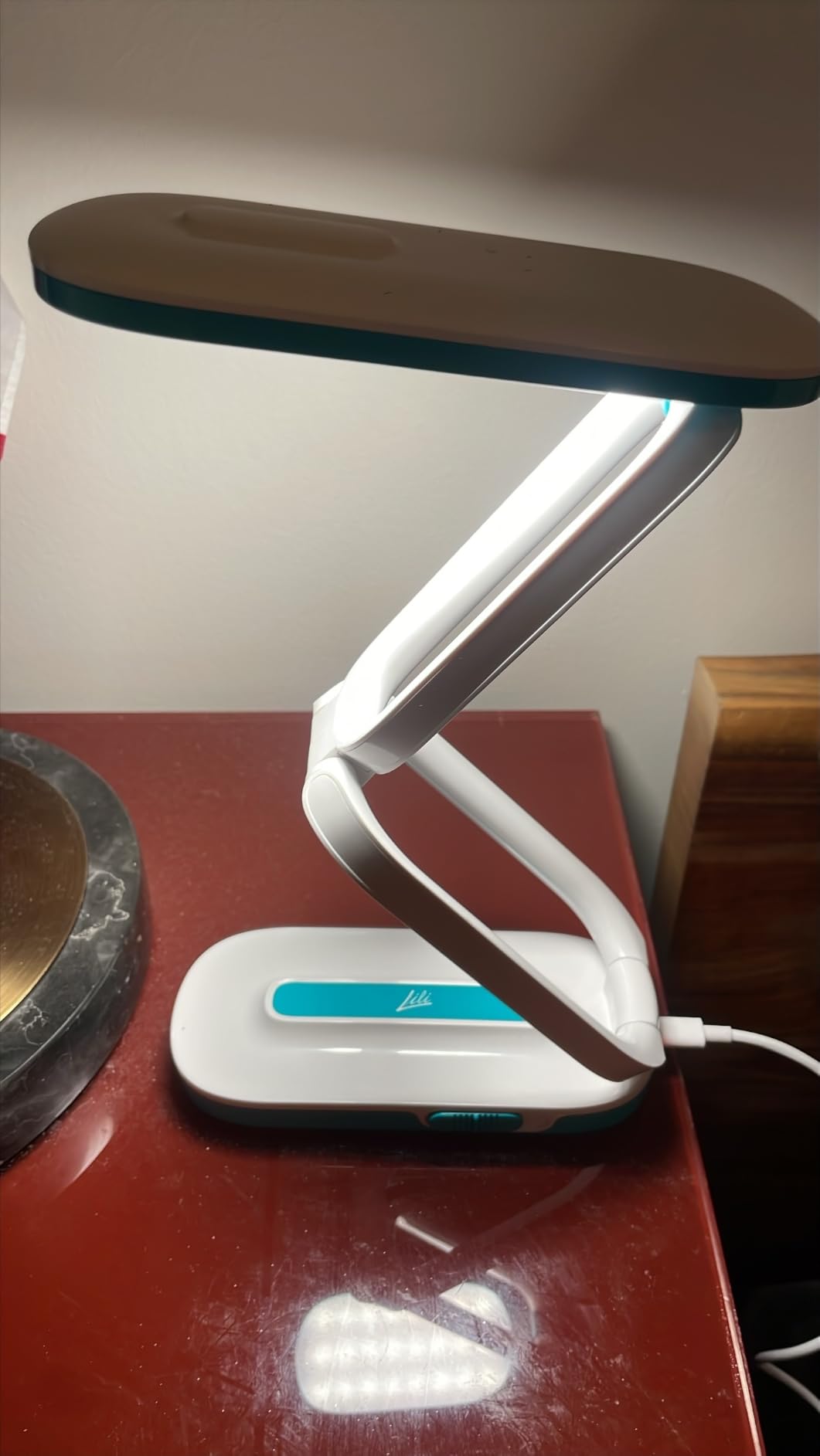 Reading Lamp for Dyslexic Kids & Adults - Patented Modulated Light Technology Reduces Visual Stress - Improves Reading Comfort, Fluency & Focus - Designed and Made in France customer photo 1