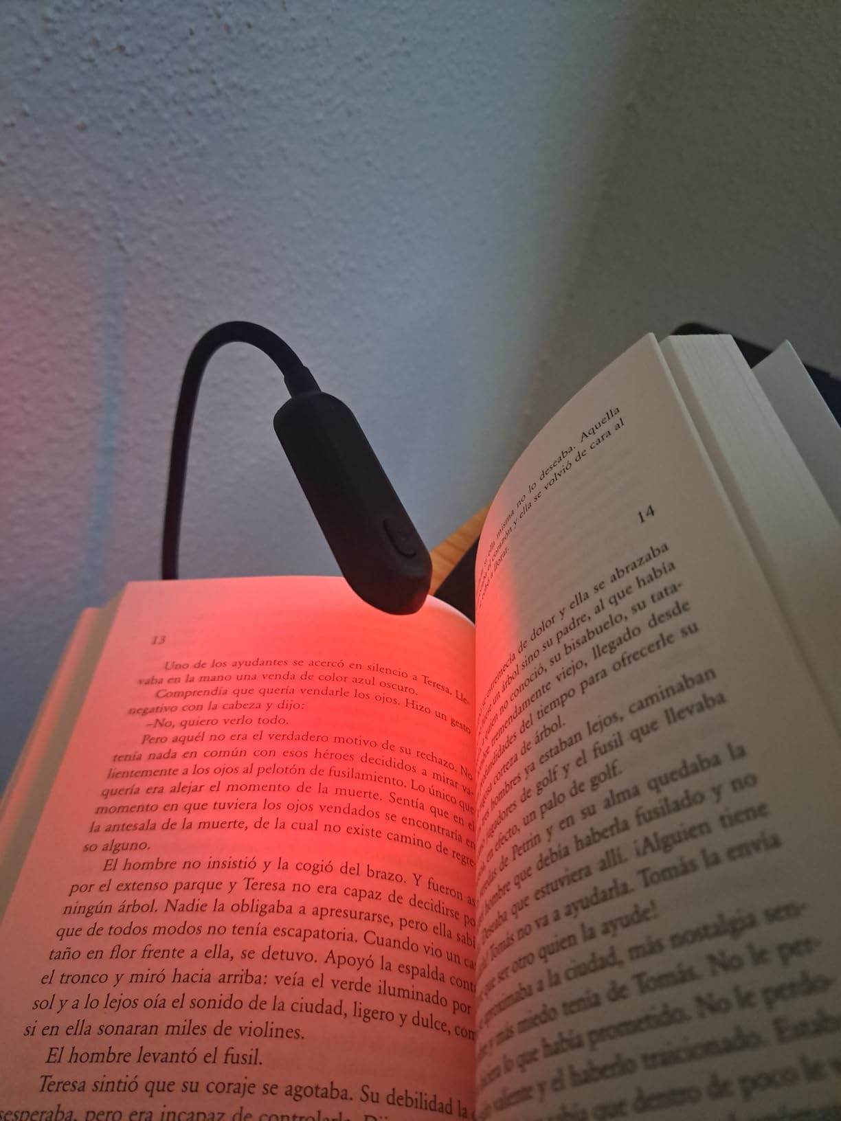 hooga Amber Book Light - Blue Light Blocking Reading Light for Bed, Stepless Dimming, Rechargeable Clip-On Night Light, 1600K Amber & 625nm Red LED for Night Reading customer photo 2