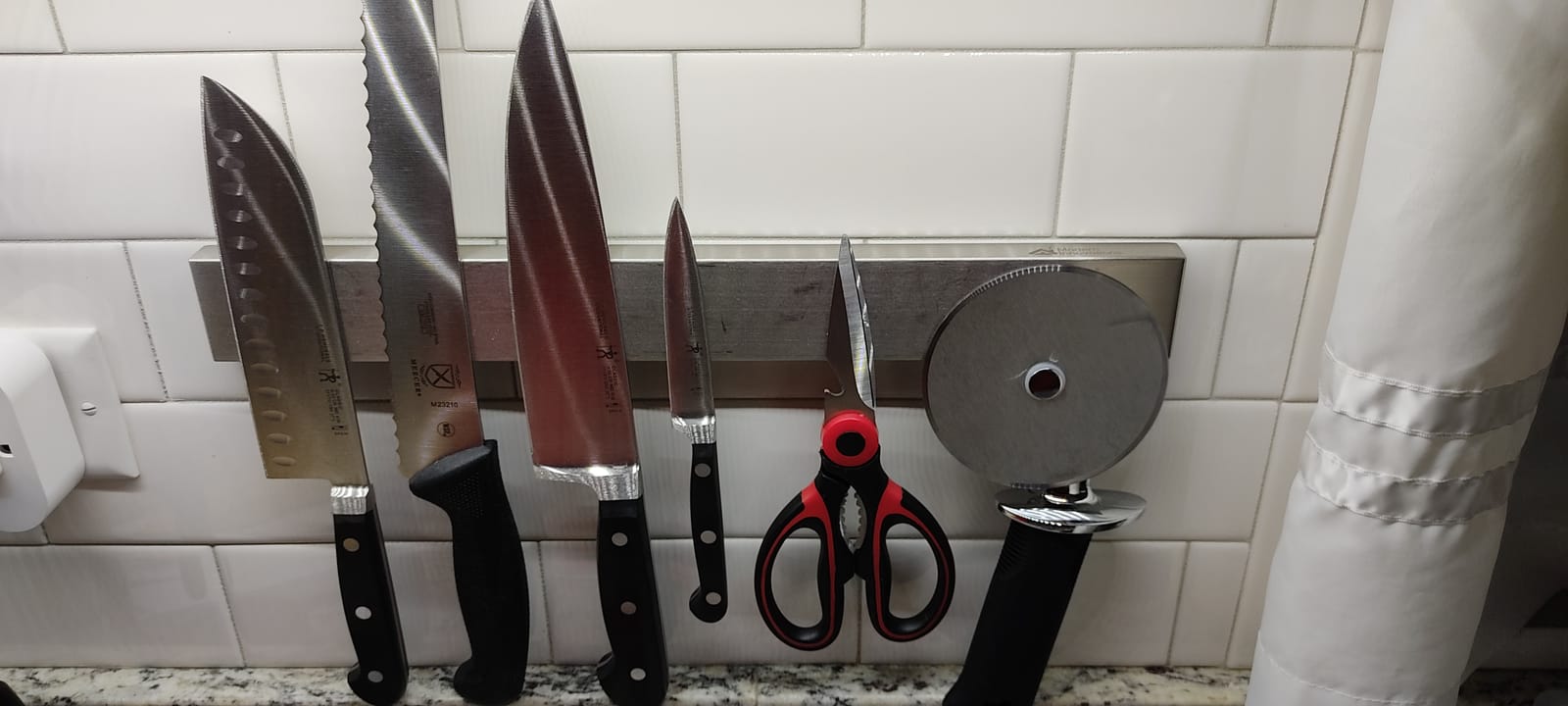 HENCKELS Classic Razor-Sharp Hollow Edge Santoku Knife 7 inch, German Engineered Informed by 100+ Years of Mastery customer photo 2