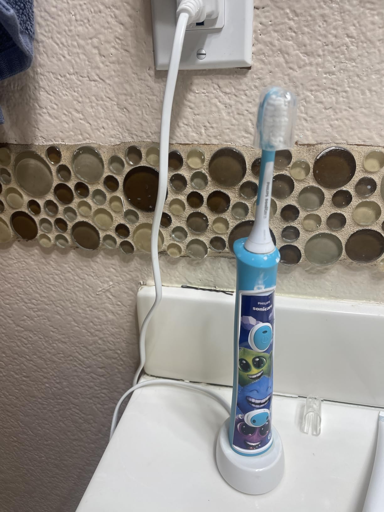 Philips Sonicare for Kids 3+ Bluetooth Connected Rechargeable Electric Power Toothbrush, Interactive for Better Brushing, Turquoise, HX6321/02 customer photo 2