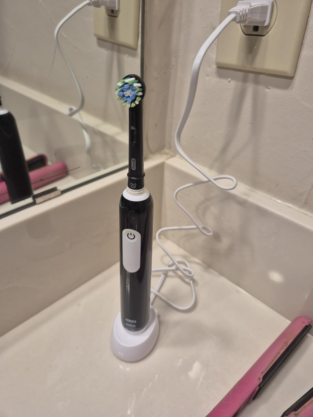 Oral-B Pro 1000 Rechargeable Electric Toothbrush, Black customer photo 1