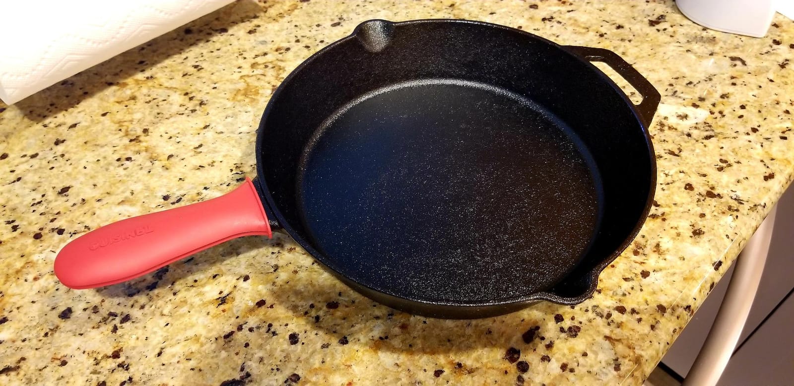 Cuisinel 12‑Inch Cast Iron Skillet – Pre‑Seasoned Frying Pan with Assist Handle & Silicone Handle Holder – Oven, Stovetop, Grill & Campfire Safe Cookware – PFAS & PFOA‑Free customer photo 2