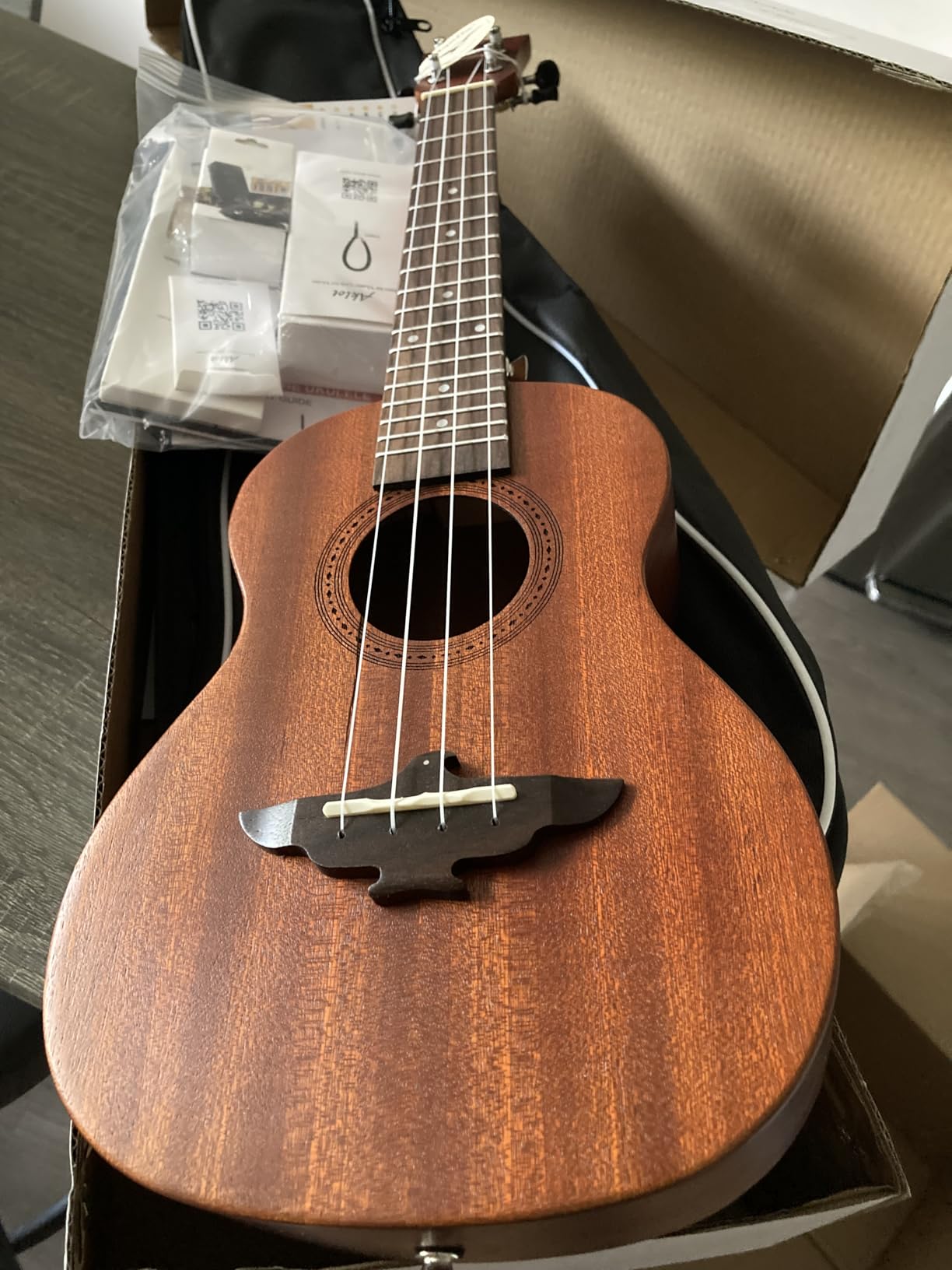 Ukulele, AKLOT Concert Ukelele Solid Mahogany 23 inch for Professional Beginners Adults Kit with Free Online Lesson and Uke Accessories customer photo 2
