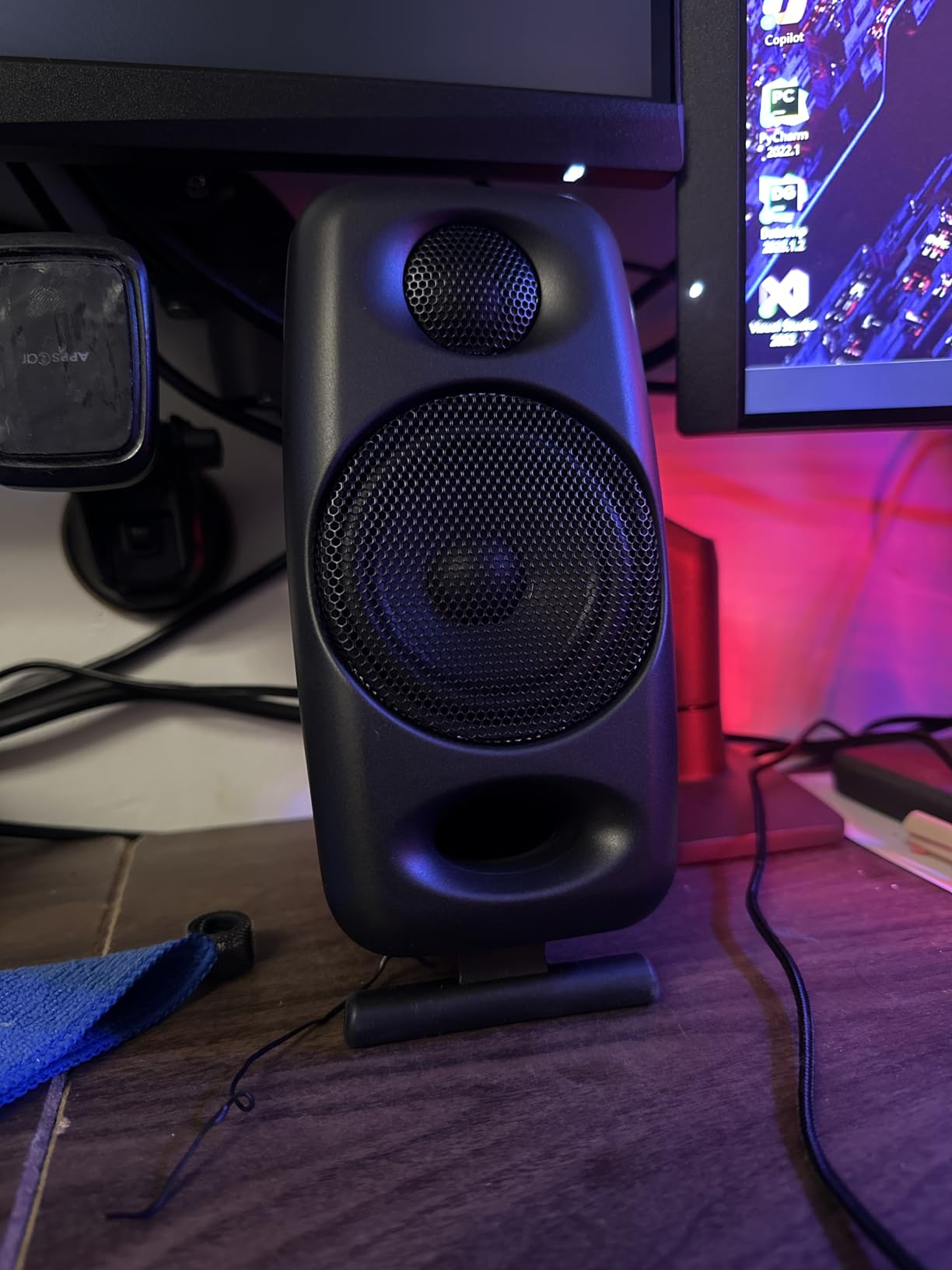 IK Multimedia iLoud Micro Monitor White 50 watt Portable Wireless Bluetooth Studio Reference Monitors, Dual Speakers for Music Production, Mixing, Mastering, Composing, producing and DJs customer photo 2