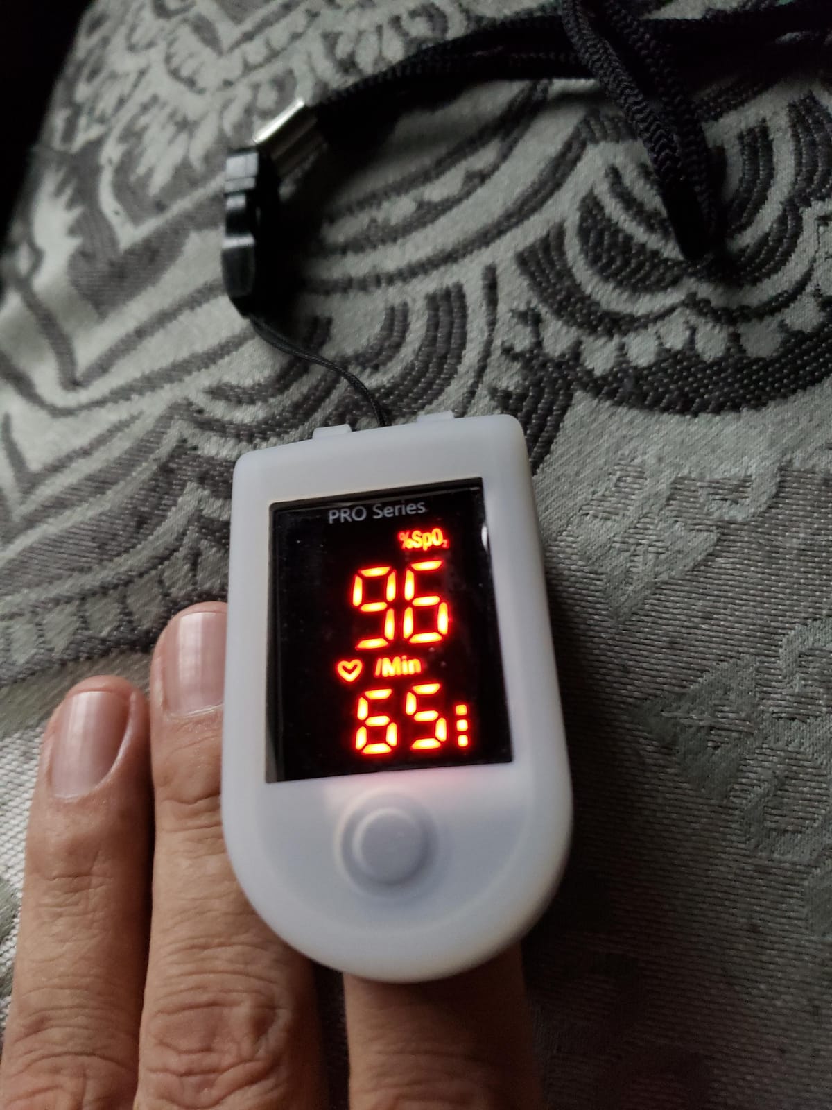 Zacurate 500 Series Fingertip Pulse Oximeter Blood Oxygen Saturation Monitor with Silicon Cover, Batteries and Lanyard, Royal Black customer photo 1