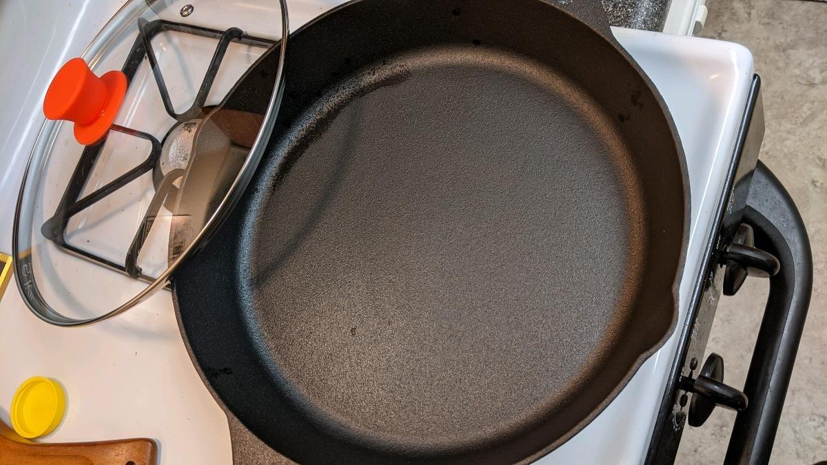 NutriChef 12-Inch Cast Iron Skillet w/Lid - Pre-Seasoned, Oven Safe, Nonstick, Cool-Touch Silicone Handle, For All Cooktops - NCCI12 customer photo 2