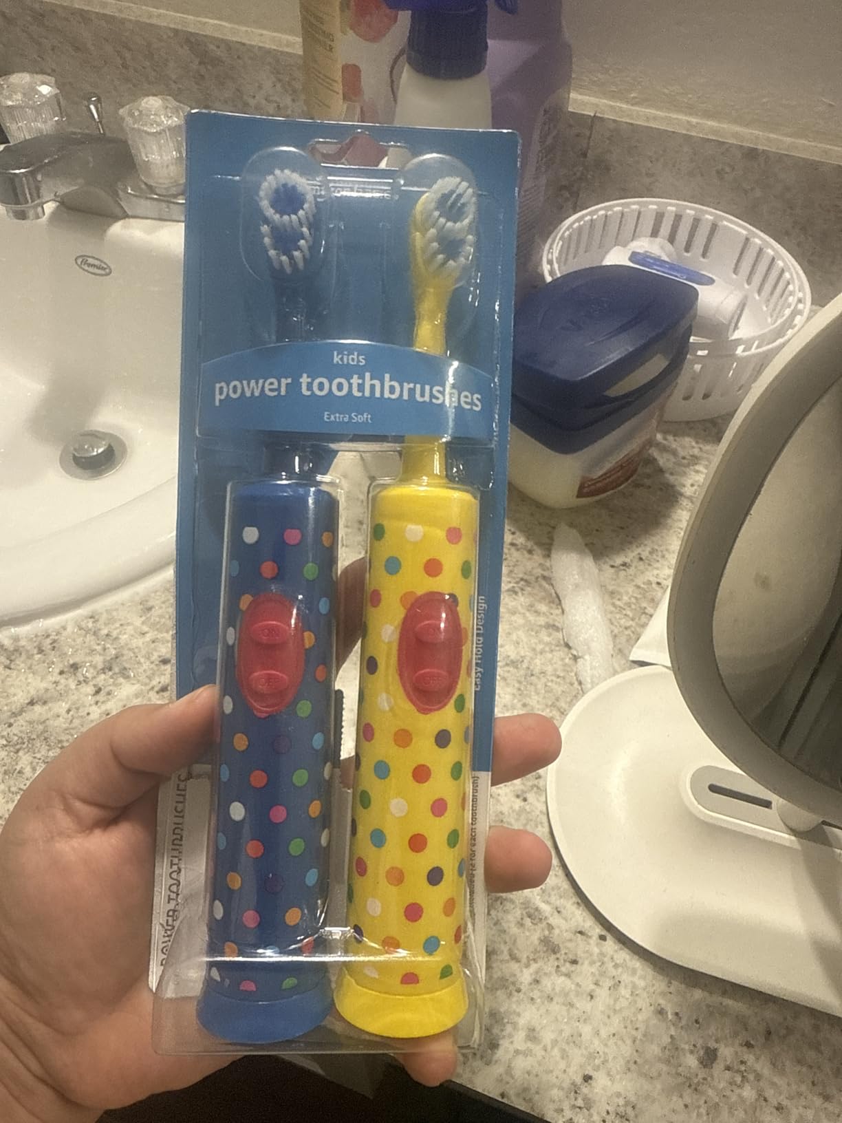 Amazon Basics Kids Electric Toothbrush, Battery Powered, Soft Bristles, Oscillating Brush Head, Ages 4+, 2 Count, 1-Pack (Previously Solimo) customer photo 2