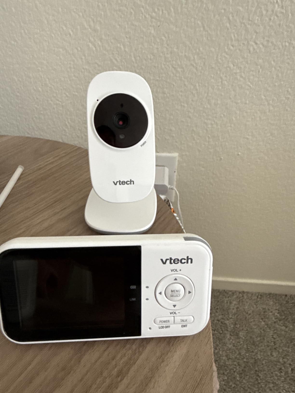 VTech Baby Monitor No WiFi – 19Hr Video Battery, 1000ft Range, Night Vision, Two-Way Talk, Temperature Sensor, Sound-Activated Screen, Lullabies | VM819 customer photo 2
