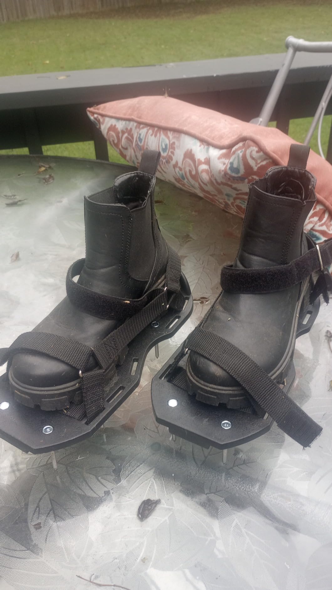 Ohuhu Lawn Aerator Shoes with Hook & Loop Straps, All New Unique Design Free-Installation Heavy Duty Spiked Aerating Sandals, One-Size-Fits-All for Yard Patio Lawn Garden customer photo 2