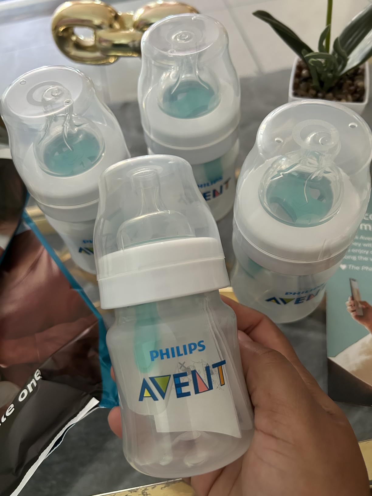 Philips Avent Anti-Colic Baby Bottle with AirFree Vent, Medium Flow, 9 oz | For Ages 1 Month+, Reduces Colic, Gas & Reflux, Flow 2 Nipple with Secure Latch System, BPA-Free, 4-Pack, Clear, SCY703/04 customer photo 1