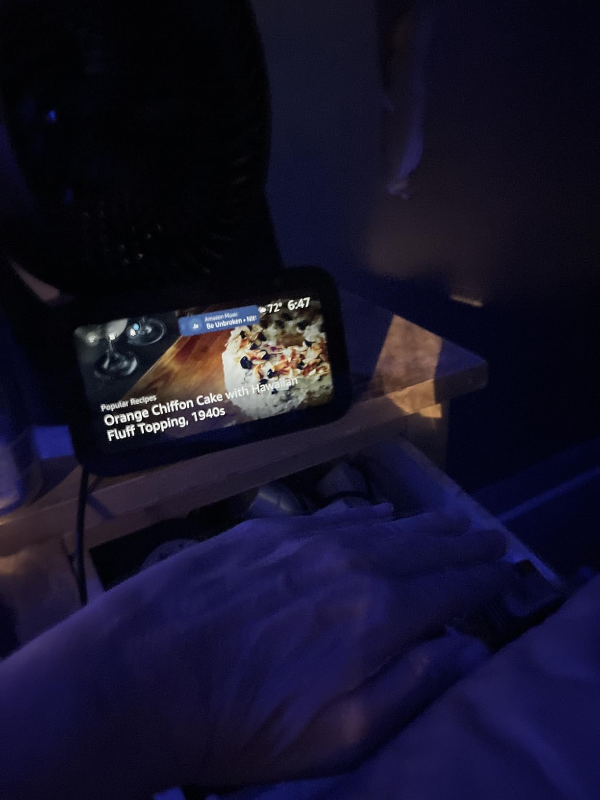 Amazon Echo Show 5 (newest model), Smart display, Designed for Alexa+, 2x the bass and clearer sound, Charcoal customer photo 1