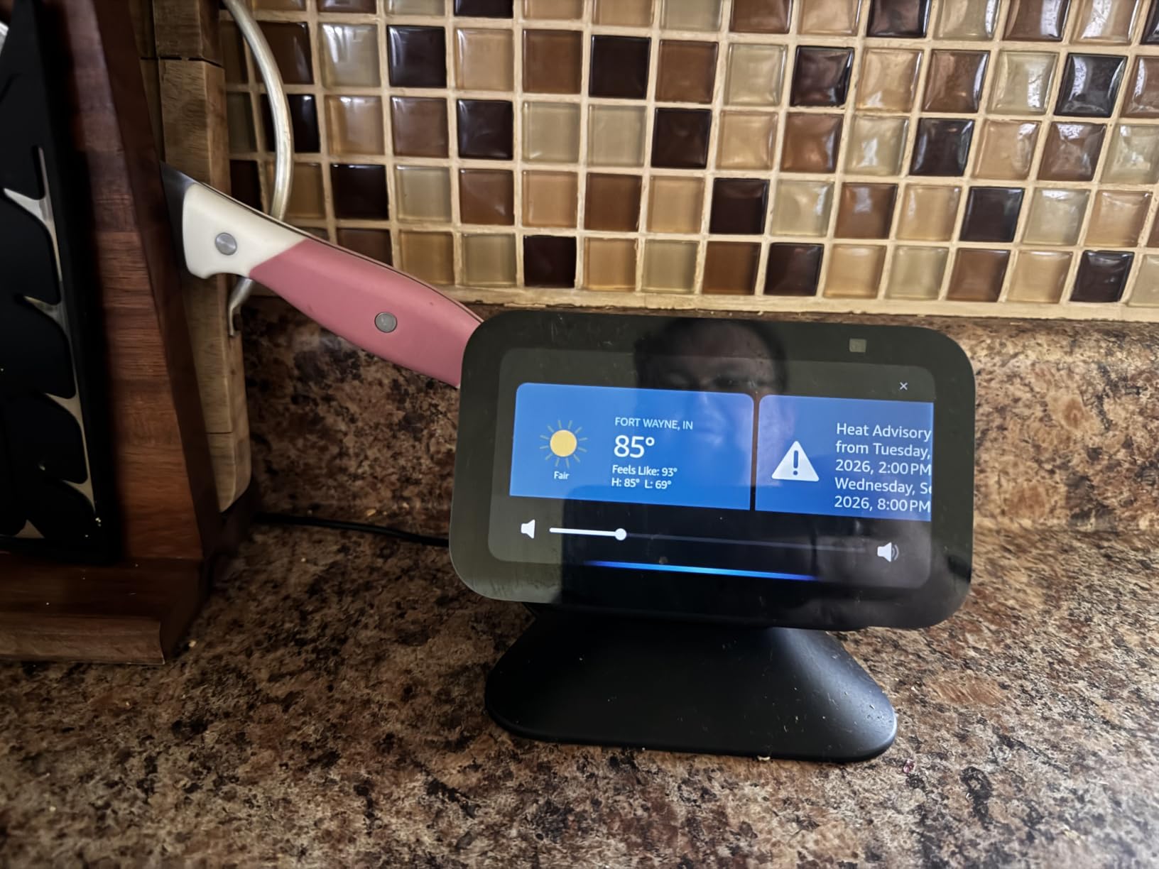 Amazon Echo Show 5 (newest model), Smart display, Designed for Alexa+, 2x the bass and clearer sound, Charcoal customer photo 2