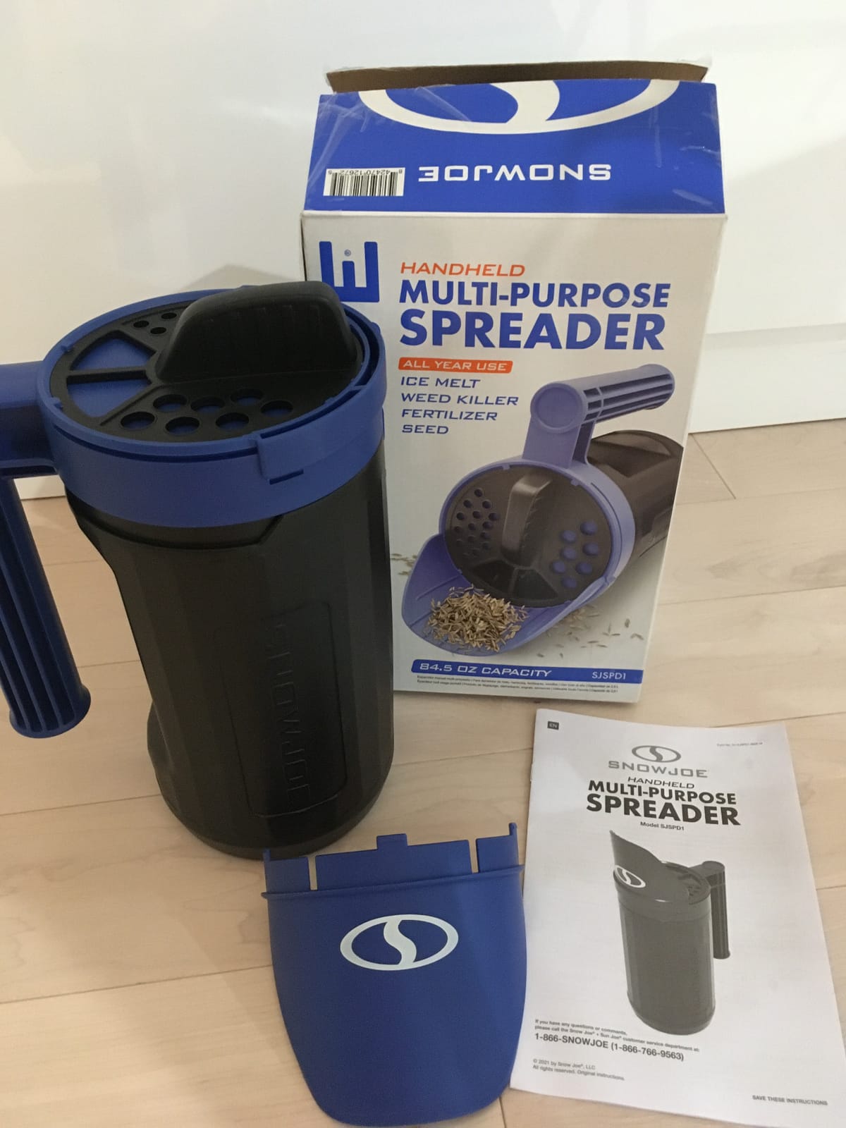 Snow Joe Salt Spreader Handheld - Ice Melt Spreader with 5 lb Capacity, Adjustable Dial Flow Control for Grass Seed, Fertilizer & More, SJSPD1 customer photo 2