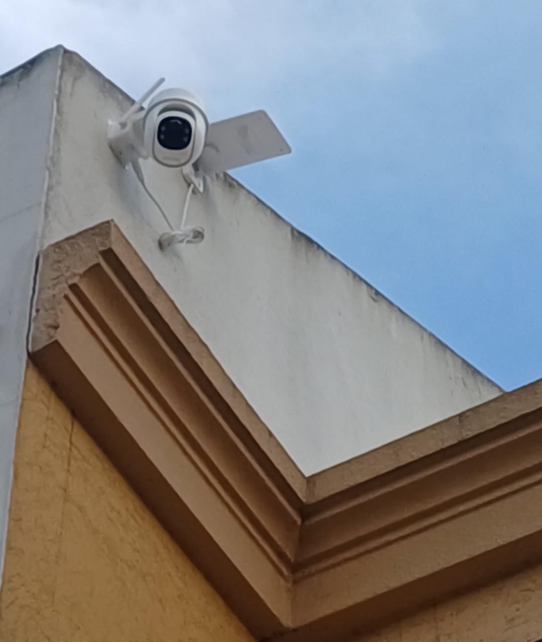 Cinnado 2K Solar Wireless Outdoor Cameras for Home Security White B6 2Pack customer photo 1