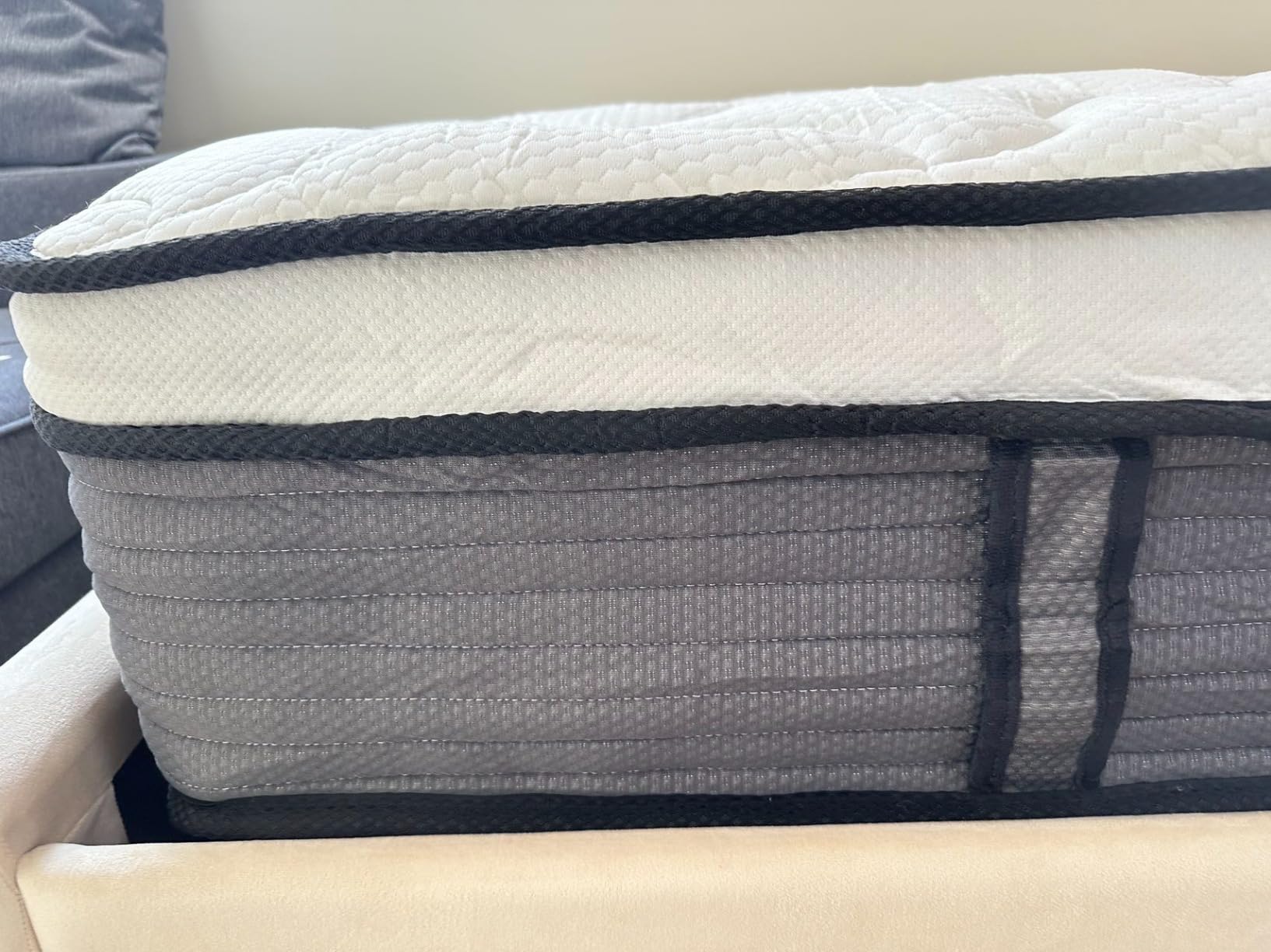 Queen Size Mattress, 12 Inch Hybrid Mattress in a Box, Back Pain Relief, Edge Support, Cooling Pillowtop Gel-Memory Foam & Individual Pocket Innerspring, Medium Firm, Fiberglass Free customer photo 1