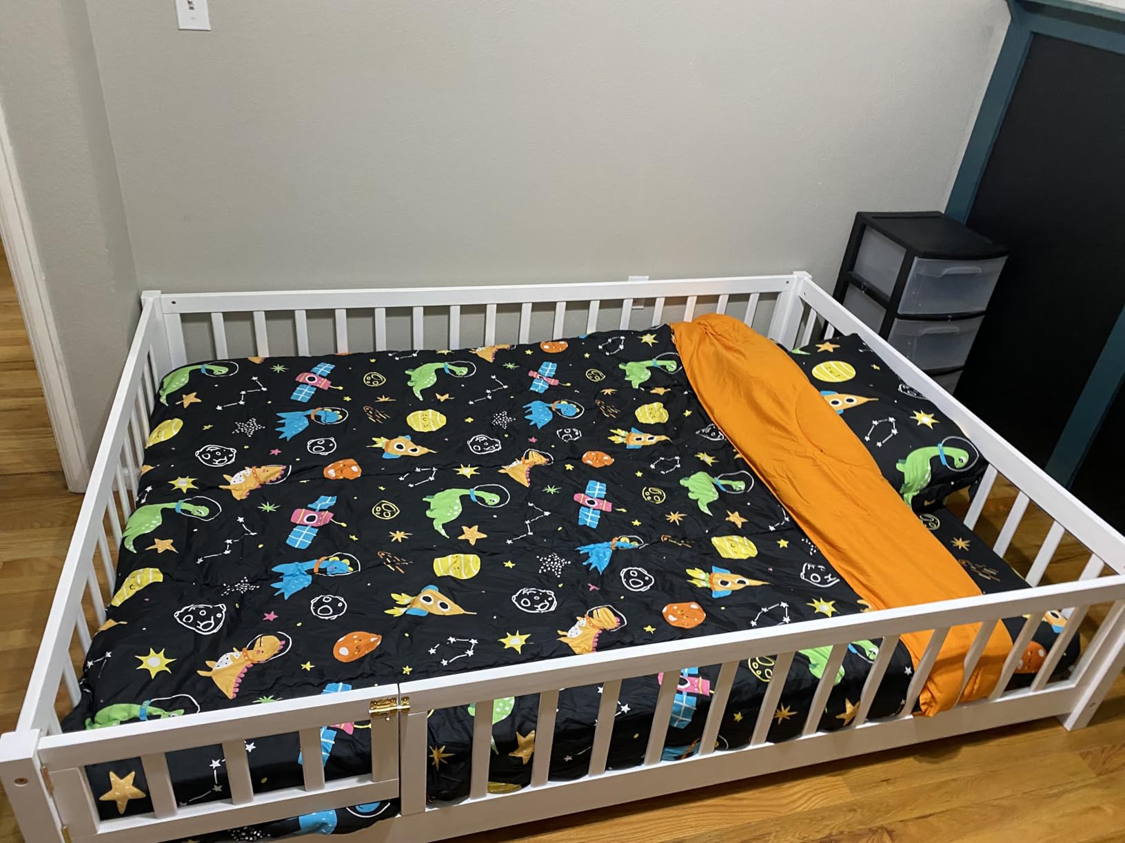 i-POOK Twin Floor Bed for Children, Sturdy Wood Montessori Bed Frame with Wood Slats, High Fence & Small Door, Montessori Floor Bed for Girls and Boys, White customer photo 2