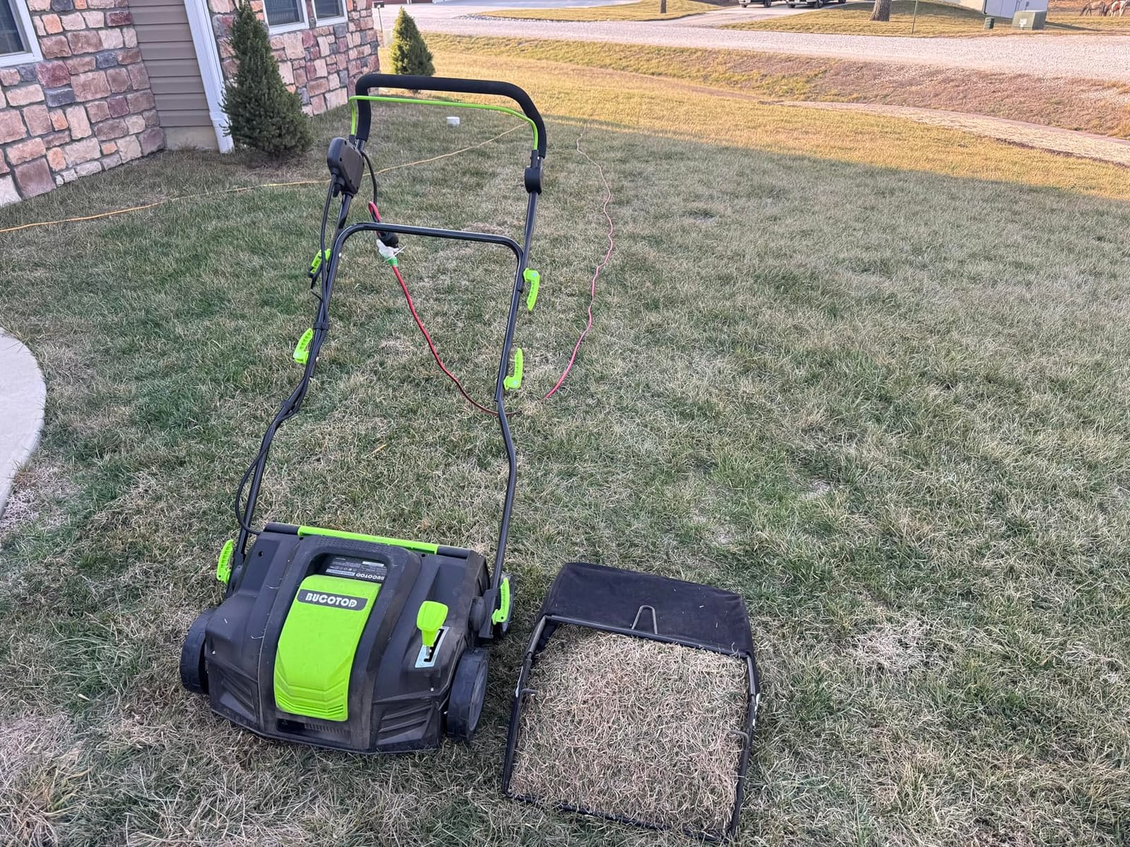 2-in-1 Dethatcher & Scarifier, 16