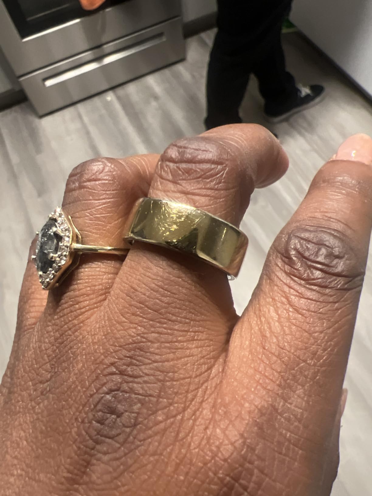 OURA Ring 4 Smart Ring - Stealth - Size 9 customer photo 2