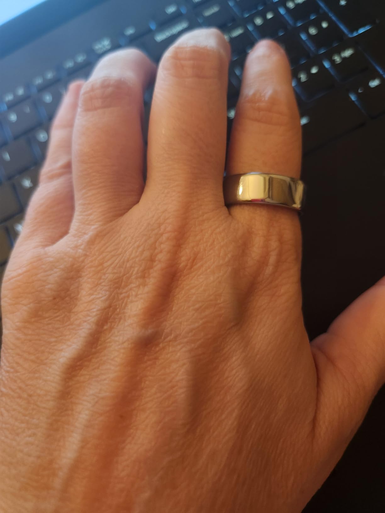 OURA Ring 4 Smart Ring - Silver - Size 8 customer photo 2
