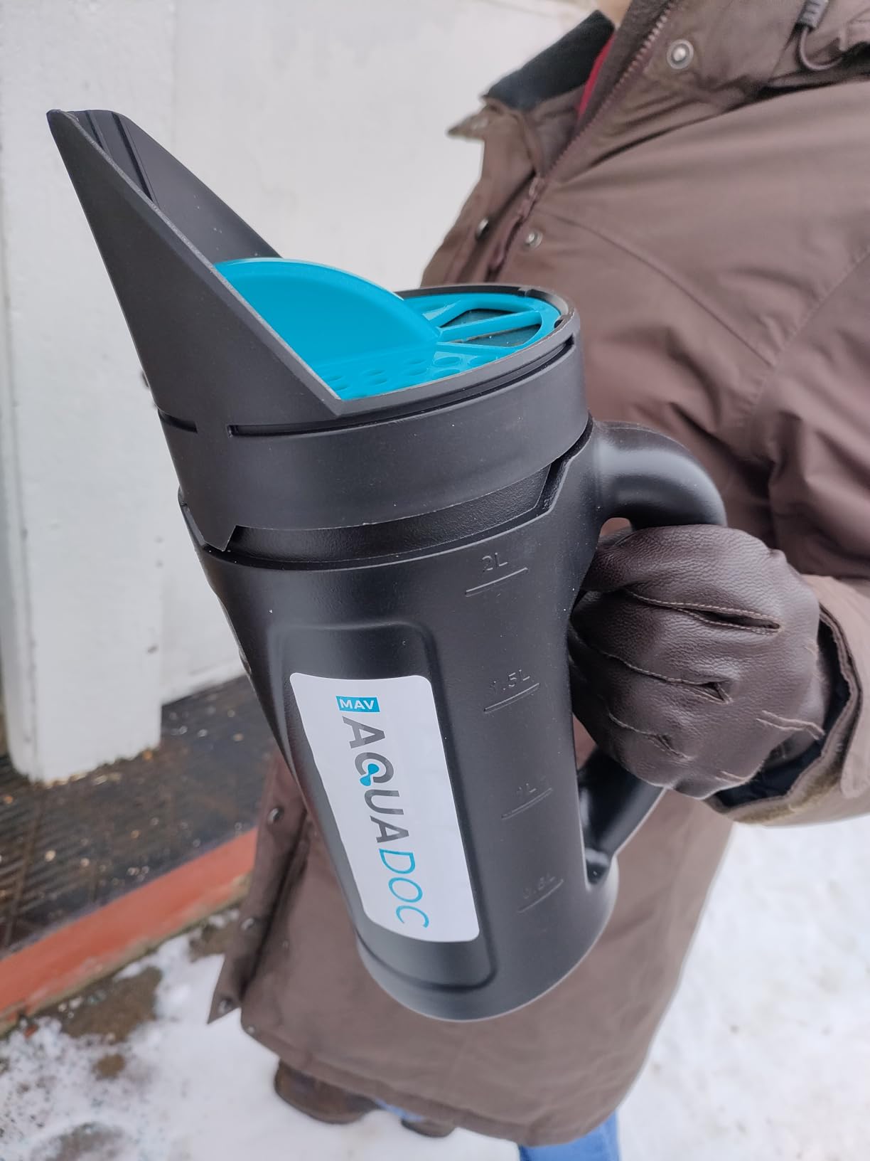 AquaDoc Handheld Salt Spreader for Snow Melt, Fertilizer, Lawns - 2.5L customer photo 1