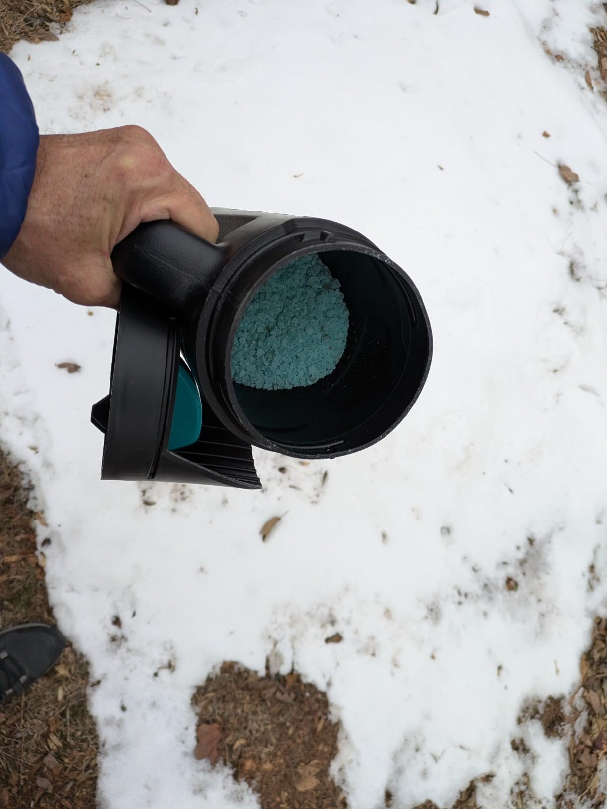 AquaDoc Handheld Salt Spreader for Snow Melt, Fertilizer, Lawns - 2.5L customer photo 2