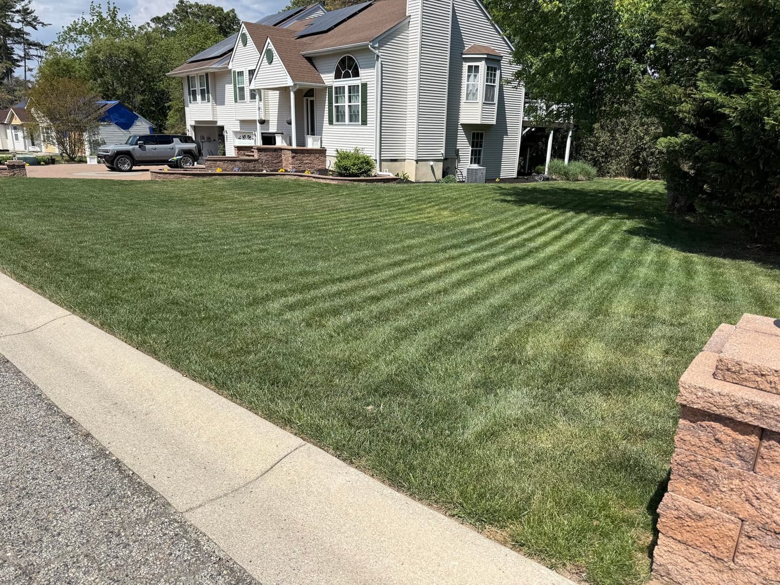 Husqvarna 410iQ ½ Acre Wire-Free, 45% Slope, app Based, Robot Lawn Mower customer photo 2