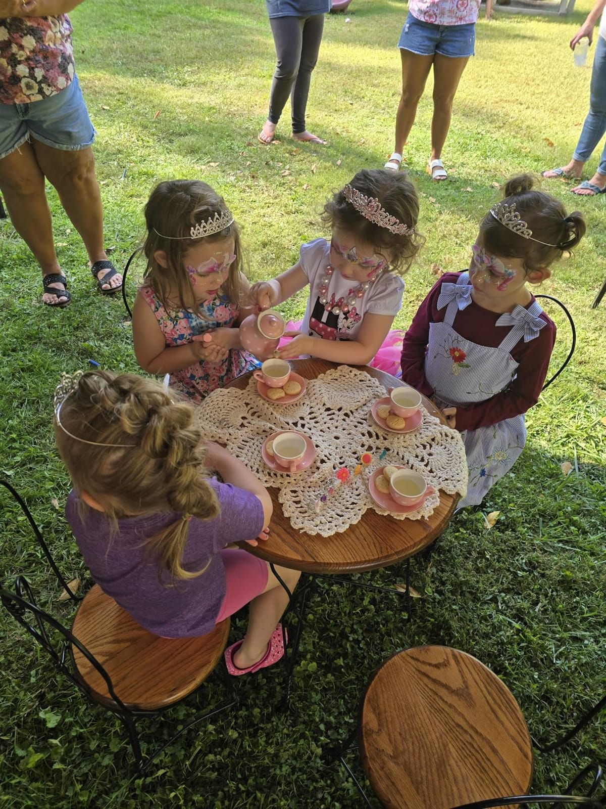 TUZT Tea Party Set for Little Girls Ages 3-8, White Floral Porcelain Tea Set with Gold Trim Edges, Princess Tea Time Toy Includes Pot & Cups & Saucers & Suitcase, Birthday Gifts for Toddlers Girls customer photo 1