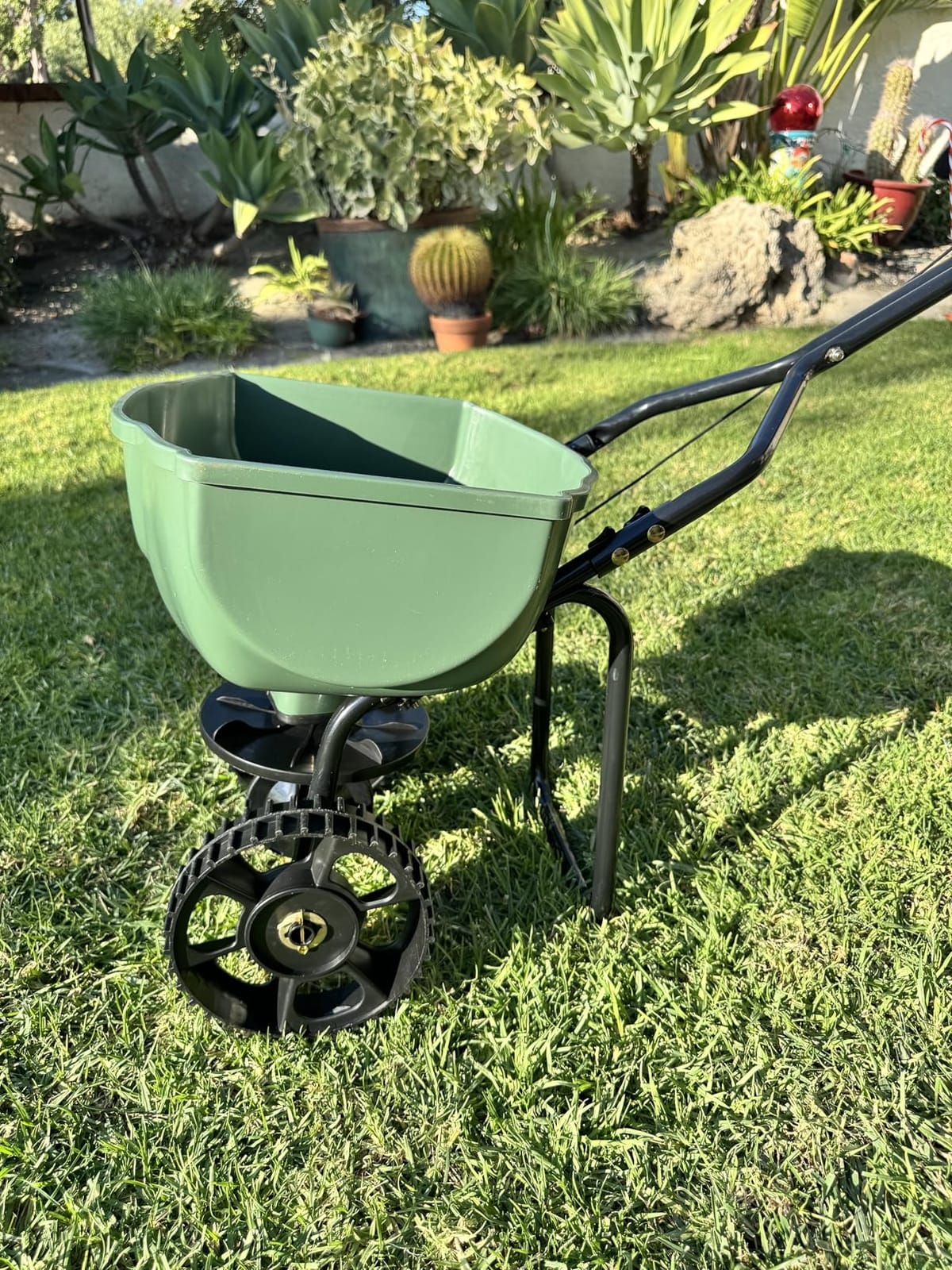 Amazon Basics Fertilizer Spreader for Lawn, Evenly Spreading, Multi-Gear System, Covers 5000 Square Feet per Load, 33 Pounds, 0.53 Cubic Feet, All Season, 1-Pack customer photo 2