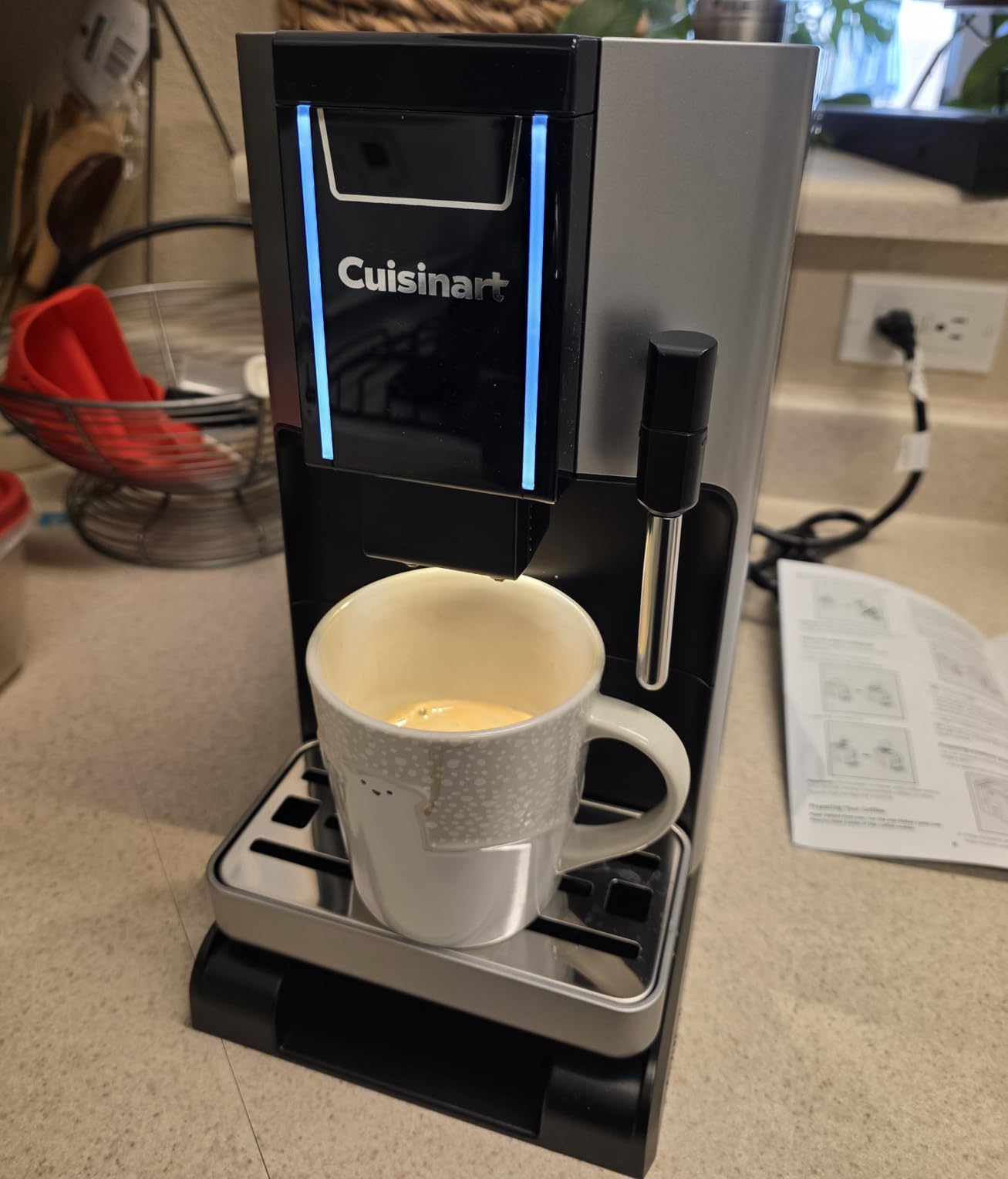 Cuisinart Espresso Bar Fully Automatic Espresso Machine, Makes Hot or Cold Cafe-Quality Cappuccino, Lattes, Americanos and Cold Extracted Espresso, Steam/Frothing Wand for Milk-Based Drinks, EM-550 customer photo 1