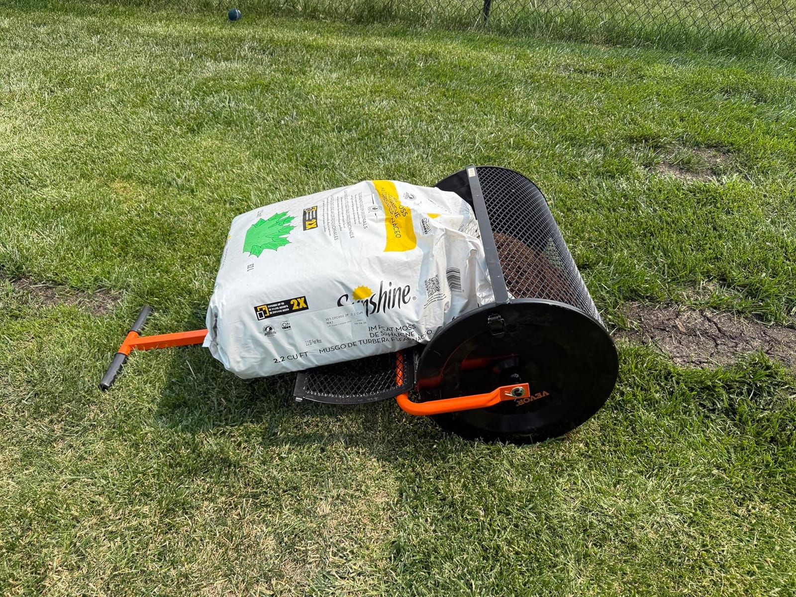 VEVOR Broadcast Spreader 100 lbs Capacity Walk-Behind Push Spreader Black | For Lawn Garden, 0-9.8 ft Spreading Width, 13 in All Terrain Pneumatic Tires, Hopper Grate for Seed Fertilizer Salt Ice Melt customer photo 2