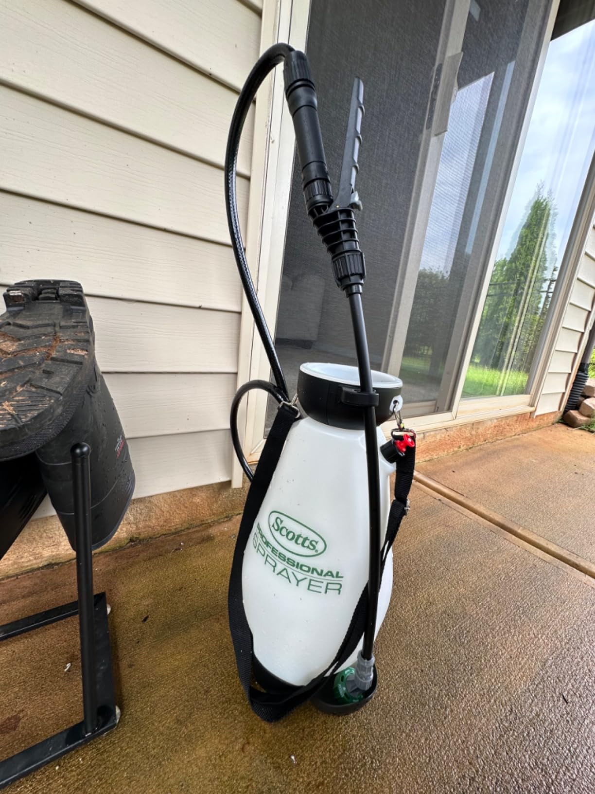 Scotts 2 Gallon Lithium-Ion Battery Powered Sprayer with Pump Zero Technology, Rechargeable Lawn & Garden Tank Sprayer, Model 190567 customer photo 1
