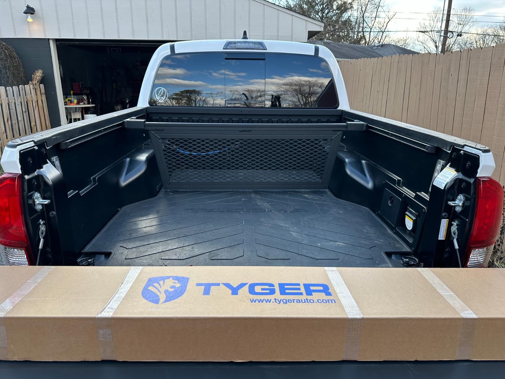 Tyger Auto T3 Soft Tri-fold Truck Bed Tonneau Cover Compatible with 2016-2023 Toyota Tacoma | 5' (60