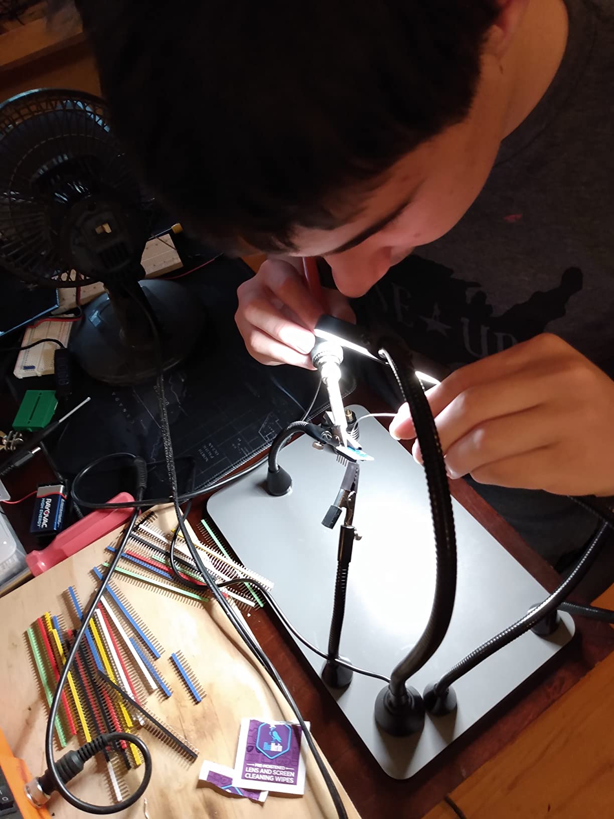 SainSmart Magnetic Helping Hands Soldering Station with an 11.1 x 7.1 Inch Larger Base, 5X LED Magnifying Lamp, 4 PCB Circuit Board Holder & 4 Flexible Magnetic Helping Hands customer photo 2