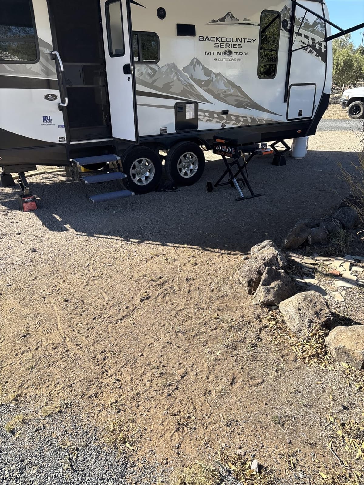 VEVOR Trailer Jack Block, 6000 lbs Capacity per RV Leveling Block, Polypropylene RV Camper Stabilizer Blocks, RV Travel Accessories Use for Any Tongue Jack, Post, Foot, 5th Wheels, 4-Pack customer photo 2
