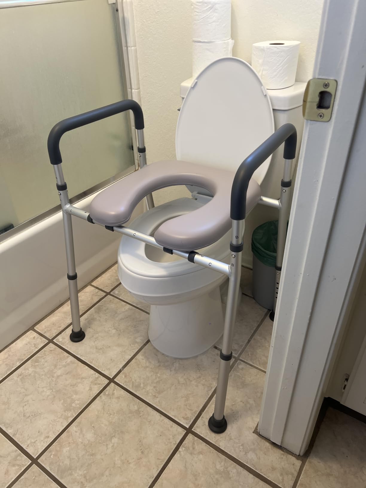 soundfuse Heavy Duty Raised Toilet Seat with Handles for Senior, 400 lbs customer photo 1