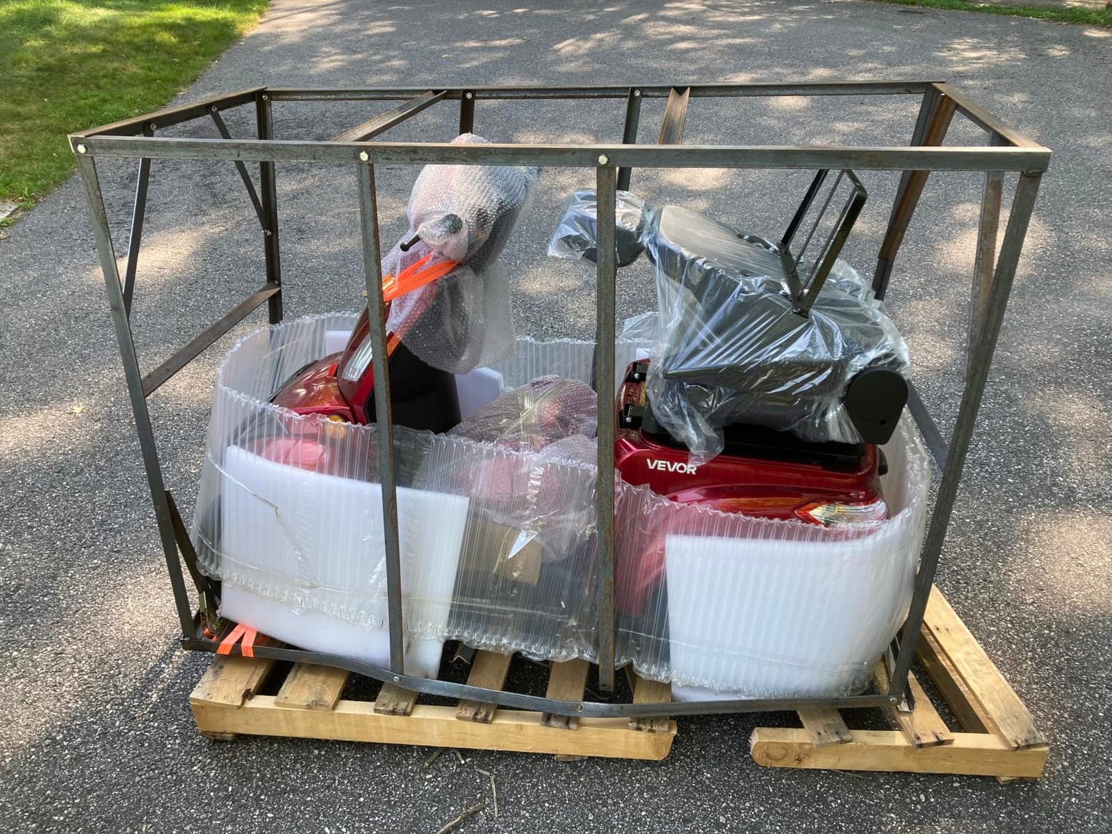 VEVOR Heavy Duty 4-Wheel Mobility Scooter, Powerful 1000W Brushless Motor, 500 lbs Capacity, 21.5 Miles Long Range, All Terrain Mobility Scooter with Lockable Trunk for Seniors & Adults customer photo 1